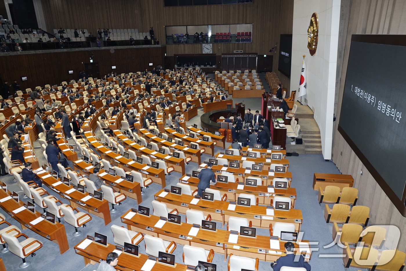 (서울=뉴스1) 안은나 기자 = 박성준 더불어민주당 의원이 27일 오후 서울 여의도 국회 본회의장에서 열린 제420회 국회(임시회) 제2차 본회의에서 한덕수 국무총리 겸 대통령 권 …