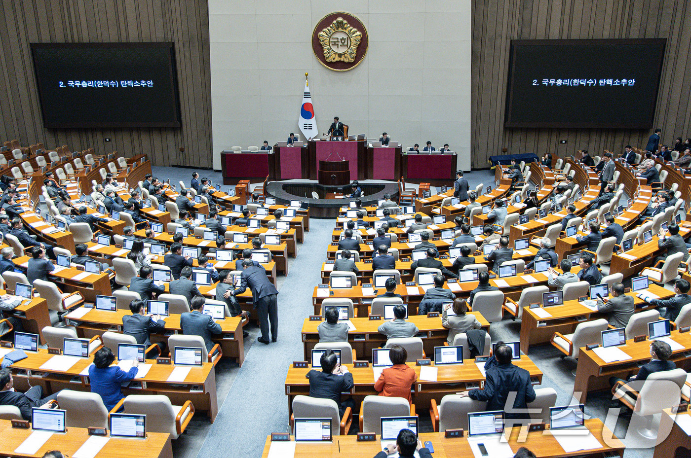 (서울=뉴스1) 이재명 기자 = 우원식 국회의장이 27일 오후 서울 여의도 국회 본회의장에서 열린 제420회 국회(임시회) 제2차 본회의에서 국무총리(한덕수) 탄핵소추안을 상정하고 …