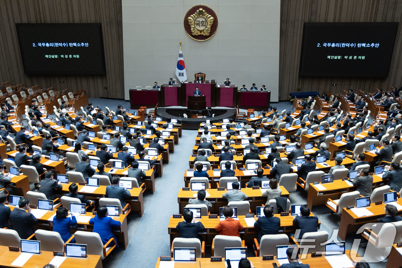 (서울=뉴스1) 이재명 기자 = 박성준 더불어민주당 의원이 27일 오후 서울 여의도 국회 본회의장에서 열린 제420회 국회(임시회) 제2차 본회의에서 국무총리(한덕수) 탄핵소추안 …