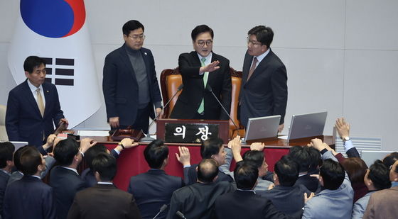 우의장 "국무총리 한덕수 탄핵안, 재적의원 과반수 찬성"