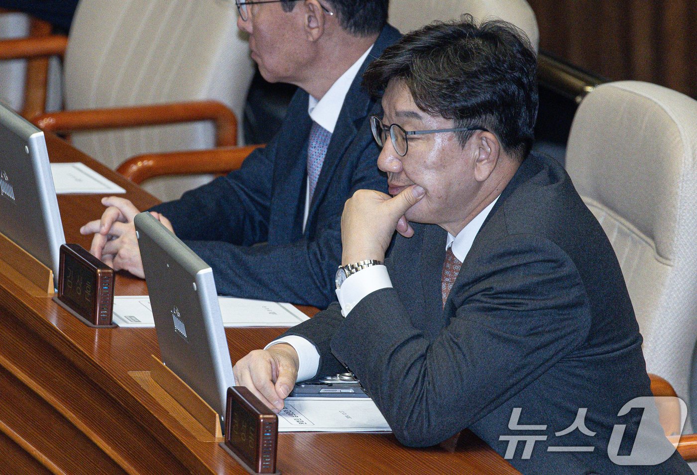 본문 이미지 - 권성동 국민의힘 당대표 권한대행 겸 원내대표가 27일 오후 서울 여의도 국회 본회의장에서 열린 제420회 국회&#40;임시회&#41; 제2차 본회의에서 박성준 더불어민주당 의원의 국무총리&#40;한덕수&#41; 탄핵소추안 제안설명을 듣고 있다. 2024.12.27/뉴스1 ⓒ News1 이재명 기자