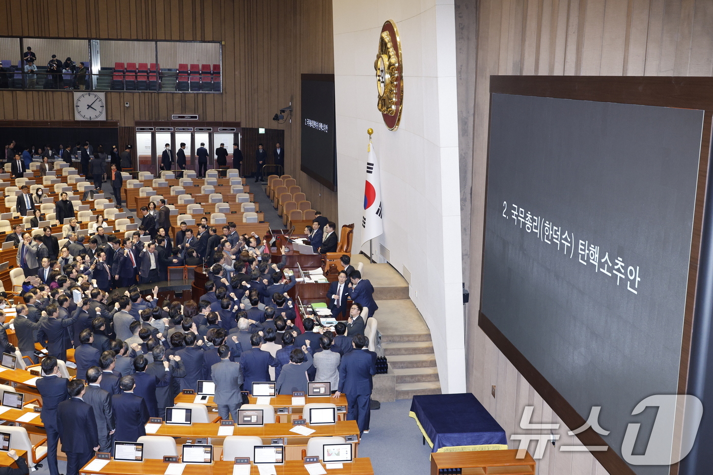 (서울=뉴스1) 안은나 기자 = 우원식 국회의장이 27일 오후 서울 여의도 국회에서 열린 제420회국회(임시회) 제2차 본회의에서 한덕수 대통령 권한대행 국무총리 탄핵소추안 탄핵 …