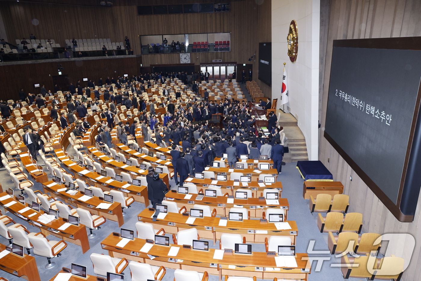 (서울=뉴스1) 안은나 기자 = 우원식 국회의장이 27일 오후 서울 여의도 국회에서 열린 제420회국회(임시회) 제2차 본회의에서 한덕수 대통령 권한대행 국무총리 탄핵소추안 탄핵 …