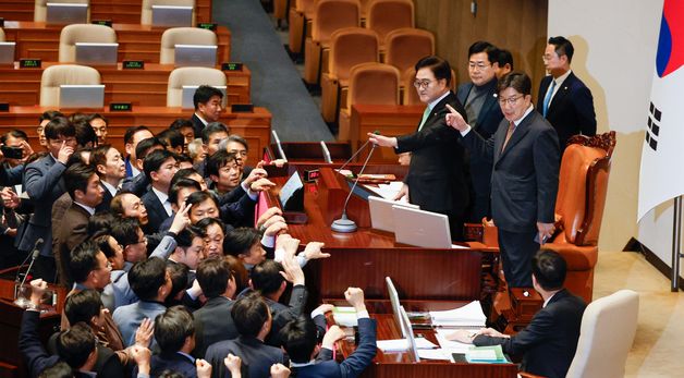 한덕수 탄핵안 의결 정족수 과반에 항의하는 국민의힘 의원들