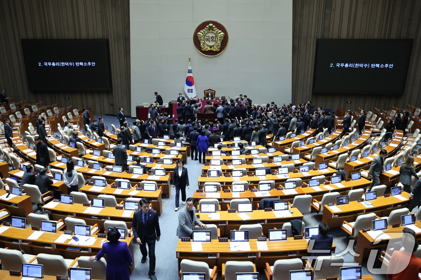 (서울=뉴스1) 이재명 기자 = 우원식 국회의장이 27일 오후 서울 여의도 국회에서 열린 제420회국회(임시회) 제2차 본회의에서 한덕수 대통령 권한대행 국무총리 탄핵소추안 탄핵 …