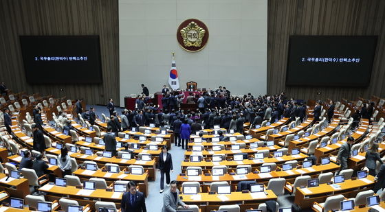 국회의장 앞으로 몰려간 국민의힘 의원들