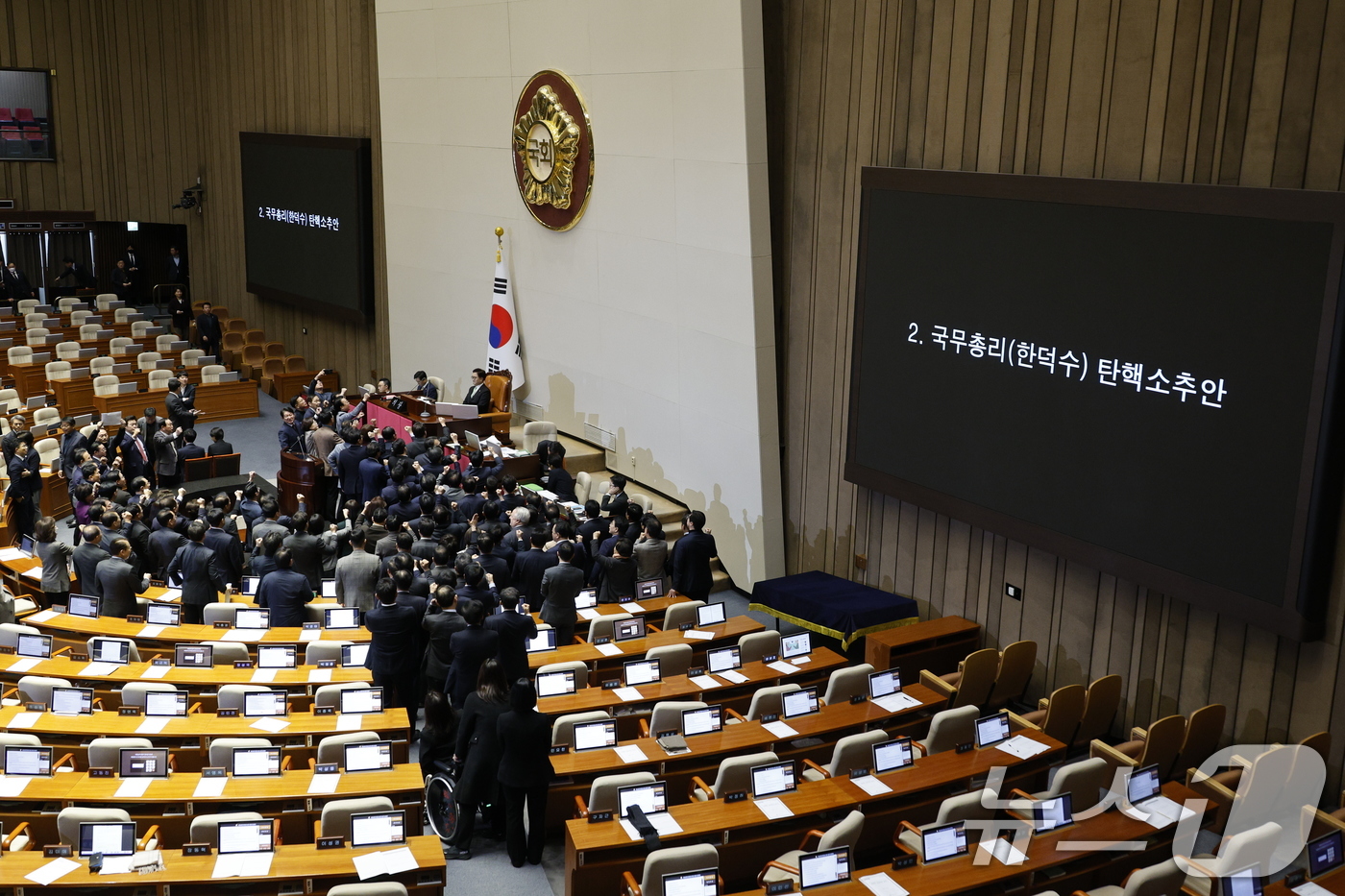 (서울=뉴스1) 안은나 기자 = 우원식 국회의장이 27일 오후 서울 여의도 국회에서 열린 제420회국회(임시회) 제2차 본회의에서 한덕수 대통령 권한대행의 탄핵소추안 탄핵 의결 정 …