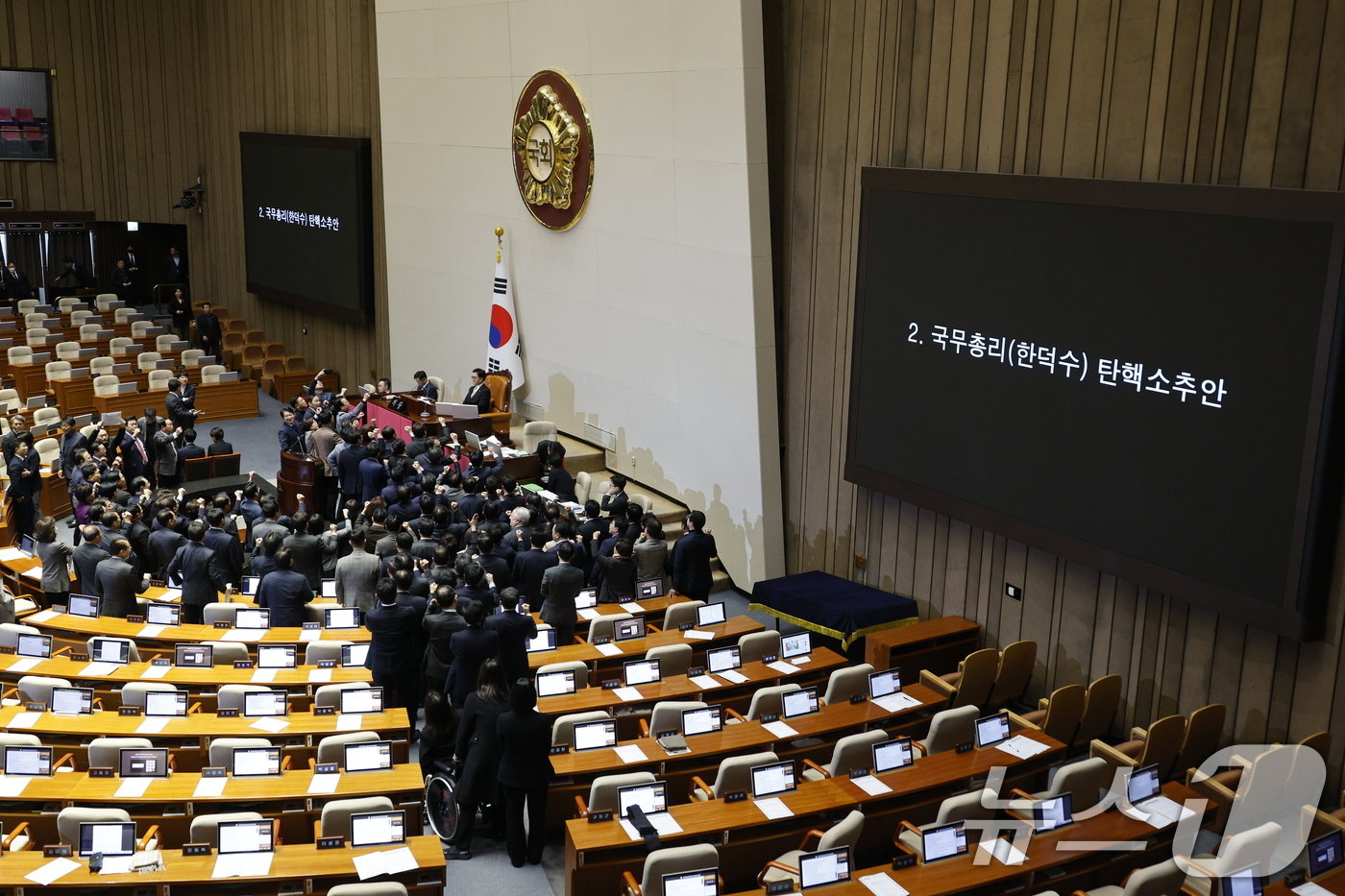 우원식 국회의장이 27일 오후 서울 여의도 국회에서 열린 제420회국회&#40;임시회&#41; 제2차 본회의에서 한덕수 대통령 권한대행의 탄핵소추안 탄핵 의결 정족수 과반 151명이라고 밝히자 국민의힘 의원들이 항의하고 있다. 2024.12.27/뉴스1 ⓒ News1 안은나 기자