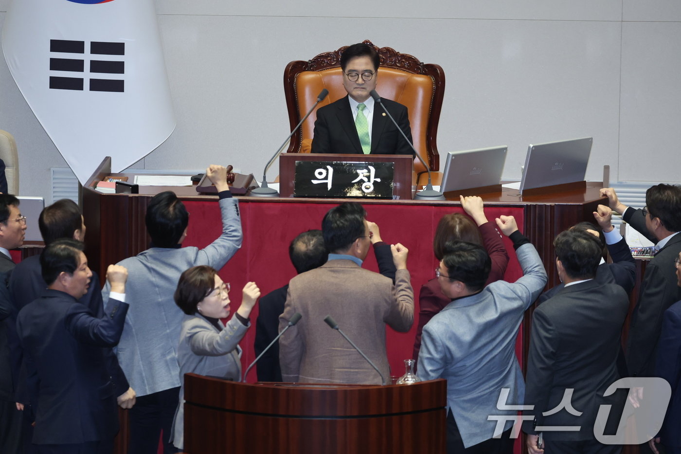 본문 이미지 - 우원식 국회의장이 27일 오후 서울 여의도 국회에서 열린 제420회국회&#40;임시회&#41; 제2차 본회의에서 한덕수 대통령 권한대행 국무총리 탄핵소추안 탄핵 의결 정족수 과반 151명이라고 밝히자 국민의힘 의원들이 항의하고 있다. 2024.12.27/뉴스1 ⓒ News1 이재명 기자