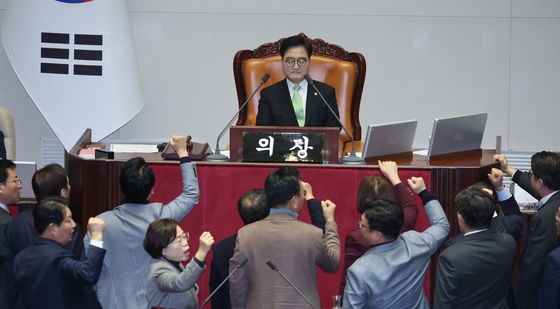 여당 의원들 항의 받는 우원식 국회의장