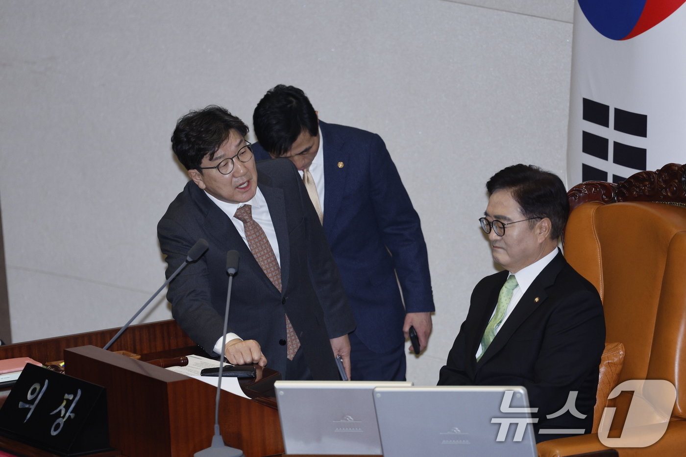 권성동 국민의힘 당 대표 권한대행 겸 원내대표가 27일 오후 서울 여의도 국회에서 열린 제420회국회&#40;임시회&#41; 제2차 본회의에서 우원식 국회의장에게 한덕수 대통령 권한대행 국무총리 탄핵소추안 탄핵 의결 정족수 과반에 대해 항의하고 있다. 2024.12.27/뉴스1 ⓒ News1 안은나 기자