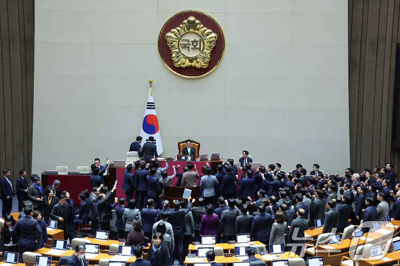 (서울=뉴스1) 이재명 기자 = 우원식 국회의장이 27일 오후 서울 여의도 국회에서 열린 제420회국회(임시회) 제2차 본회의에서 한덕수 대통령 권한대행 국무총리 탄핵소추안 탄핵 …