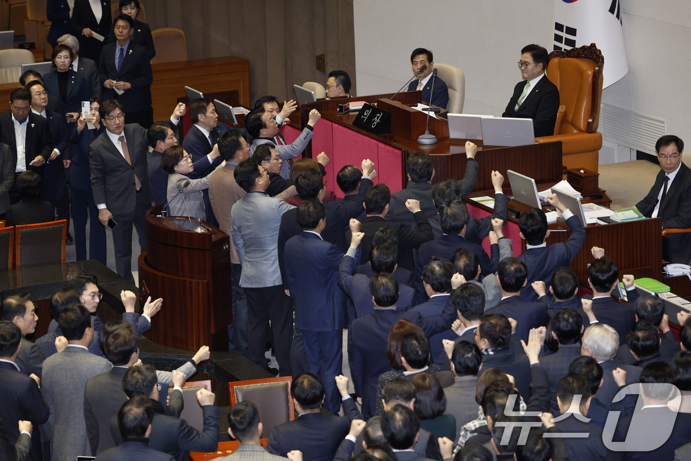 (서울=뉴스1) 안은나 기자 = 우원식 국회의장이 27일 오후 서울 여의도 국회에서 열린 제420회국회(임시회) 제2차 본회의에서 한덕수 대통령 권한대행 국무총리 탄핵소추안 탄핵 …