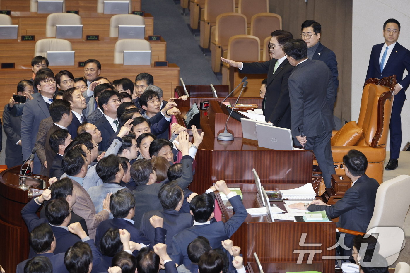 우원식 국회의장이 27일 오후 서울 여의도 국회에서 열린 제420회국회&#40;임시회&#41; 제2차 본회의에서 한덕수 대통령 권한대행 국무총리 탄핵소추안 탄핵 의결 정족수 과반 151명이라고 밝히자 국민의힘 의원들이 항의하고 있다. 2024.12.27/뉴스1 ⓒ News1 안은나 기자