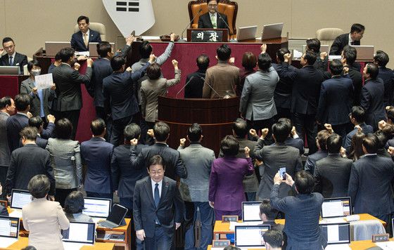 [뉴스1 PICK]'사상 초유…대행의 대행' 한덕수 탄핵안 가결