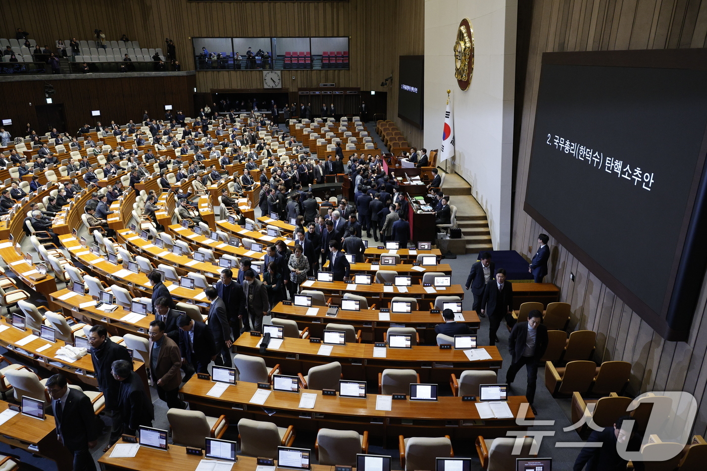 (서울=뉴스1) 안은나 기자 = 국민의힘 의원들이 27일 오후 서울 여의도 국회에서 열린 제420회국회(임시회) 제2차 본회의에서 한덕수 대통령 권한대행 국무총리 탄핵소추안 탄핵 …