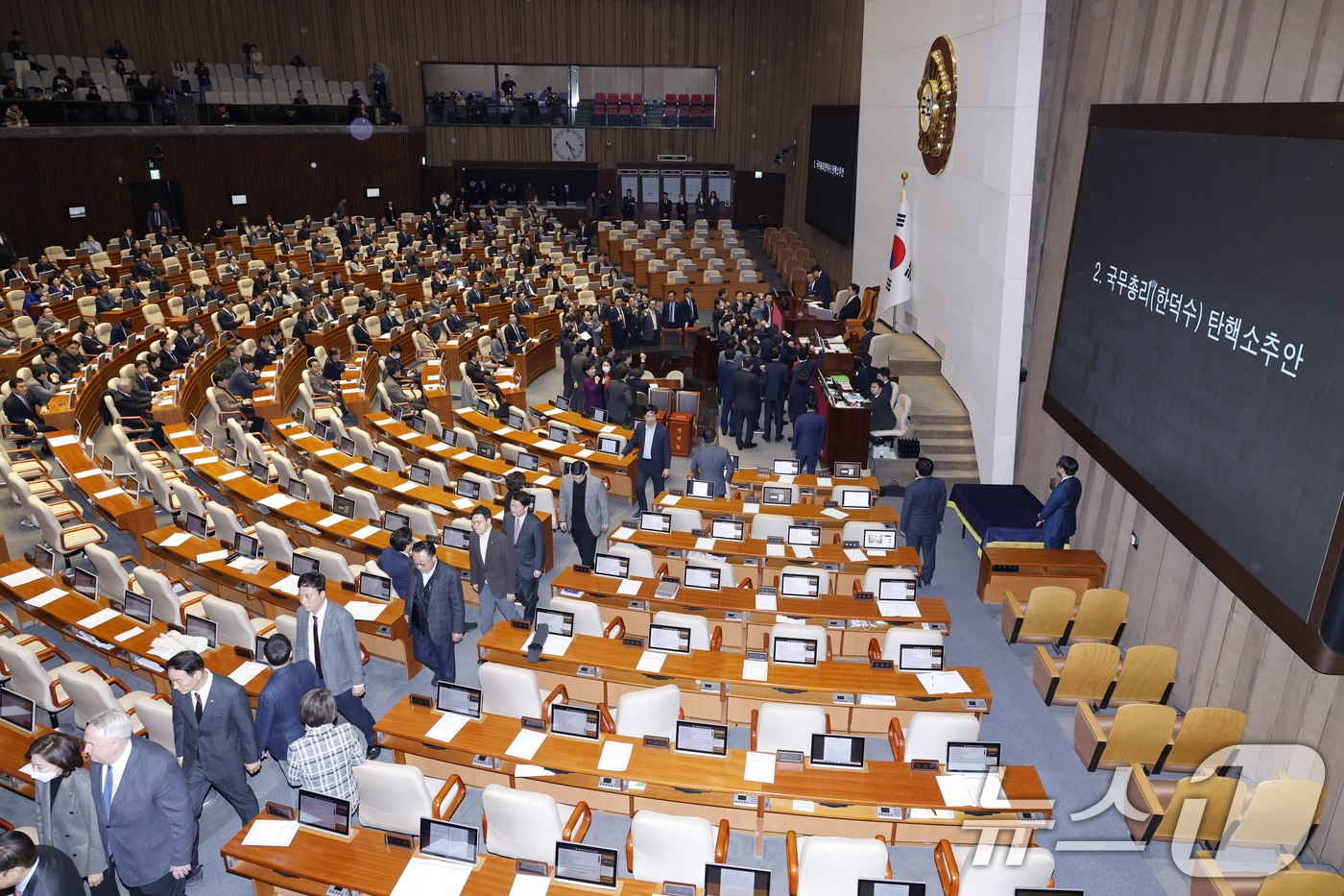 (서울=뉴스1) 안은나 기자 = 국민의힘 의원들이 27일 오후 서울 여의도 국회에서 열린 제420회국회(임시회) 제2차 본회의에서 한덕수 대통령 권한대행 국무총리 탄핵소추안 탄핵 …