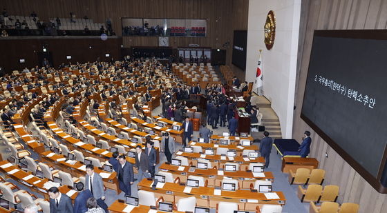 한덕수 탄핵 표결 불참 '본회의장 떠나는 국민의힘'