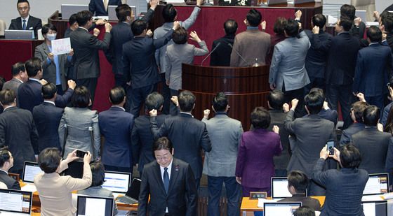 이재명 대표 '항의하는 국민의힘 의원들을 뒤로하고'