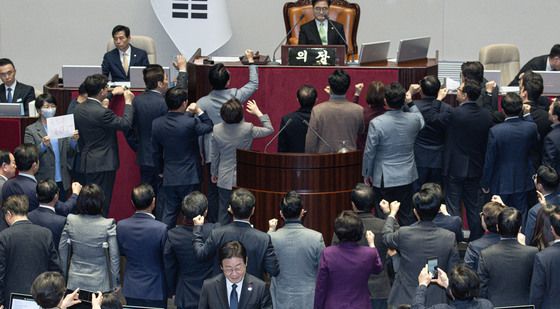 '국무총리(한덕수) 탄핵소추안' 투표 마친 이재명 대표