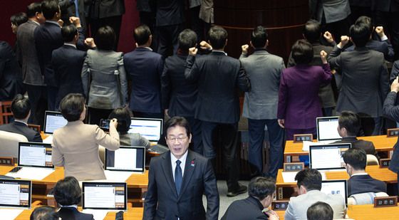 이재명 대표 '국무총리 탄핵소추안 항의하는 국힘 의원을 뒤로하고'