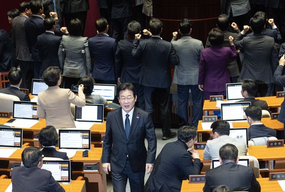 한덕수 탄핵 투표 마친 '이재명의 미소'…주진우 "소름끼쳐"