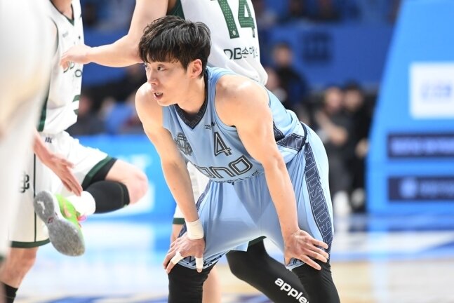 본문 이미지 - 아내의 지극한 정성을 받아 힘을 내고 있는 이재도. &#40;KBL 제공&#41;