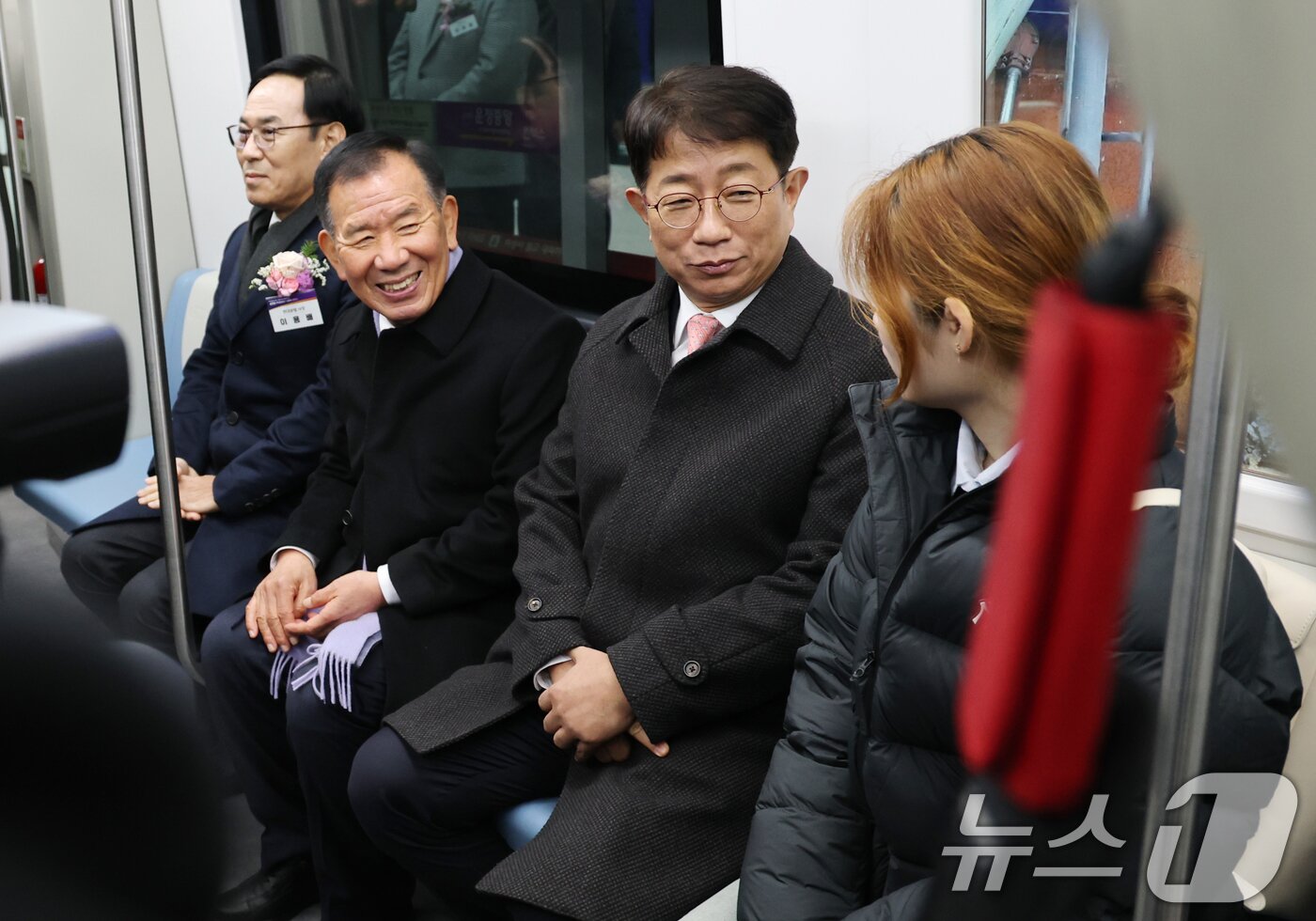 본문 이미지 - 박상우 국토교통부장관&#40;왼쪽 세번째&#41;이 27일 경기 파주시 운정중앙역 잔디광장에서 열린 ‘GTX-A 운정중앙∼서울역 구간 개통식’을 마친 뒤 GTX-A노선에 탑승해 시민과 대화를 나누고 있다./뉴스1 ⓒ News1 권현진 기자