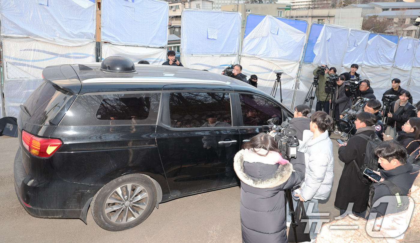 (서울=뉴스1) 장수영 기자 = 12·3 비상계엄 사태를 수사하는 경찰 국가수사본부 특별수사단이 서울 종로구 삼청동 소재 대통령 안전가옥(안가)을 압수수색 중인 27일 오후 안전가 …