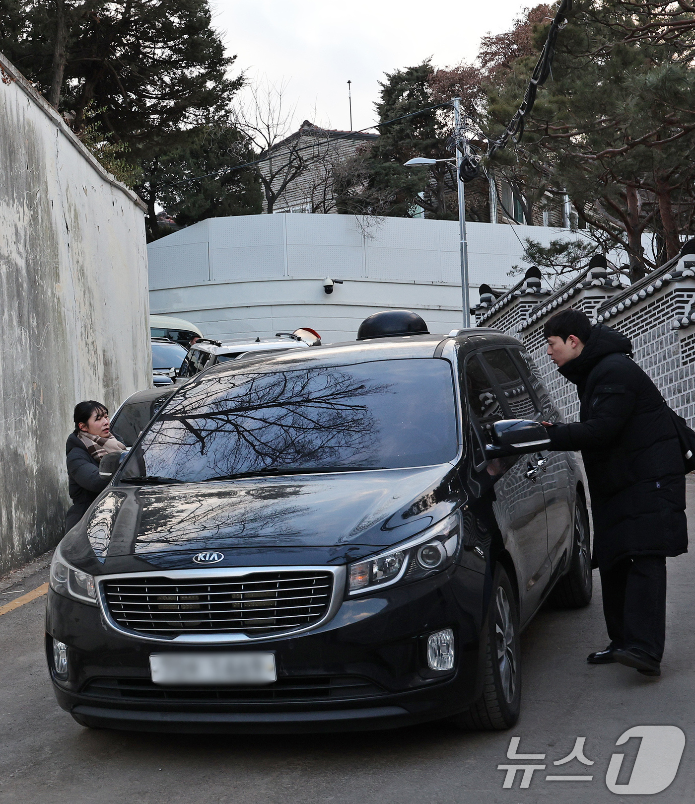 (서울=뉴스1) 장수영 기자 = 12·3 비상계엄 사태를 수사하는 경찰 국가수사본부 특별수사단이 서울 종로구 삼청동 소재 대통령 안전가옥(안가)을 압수수색 중인 27일 오후 안전가 …