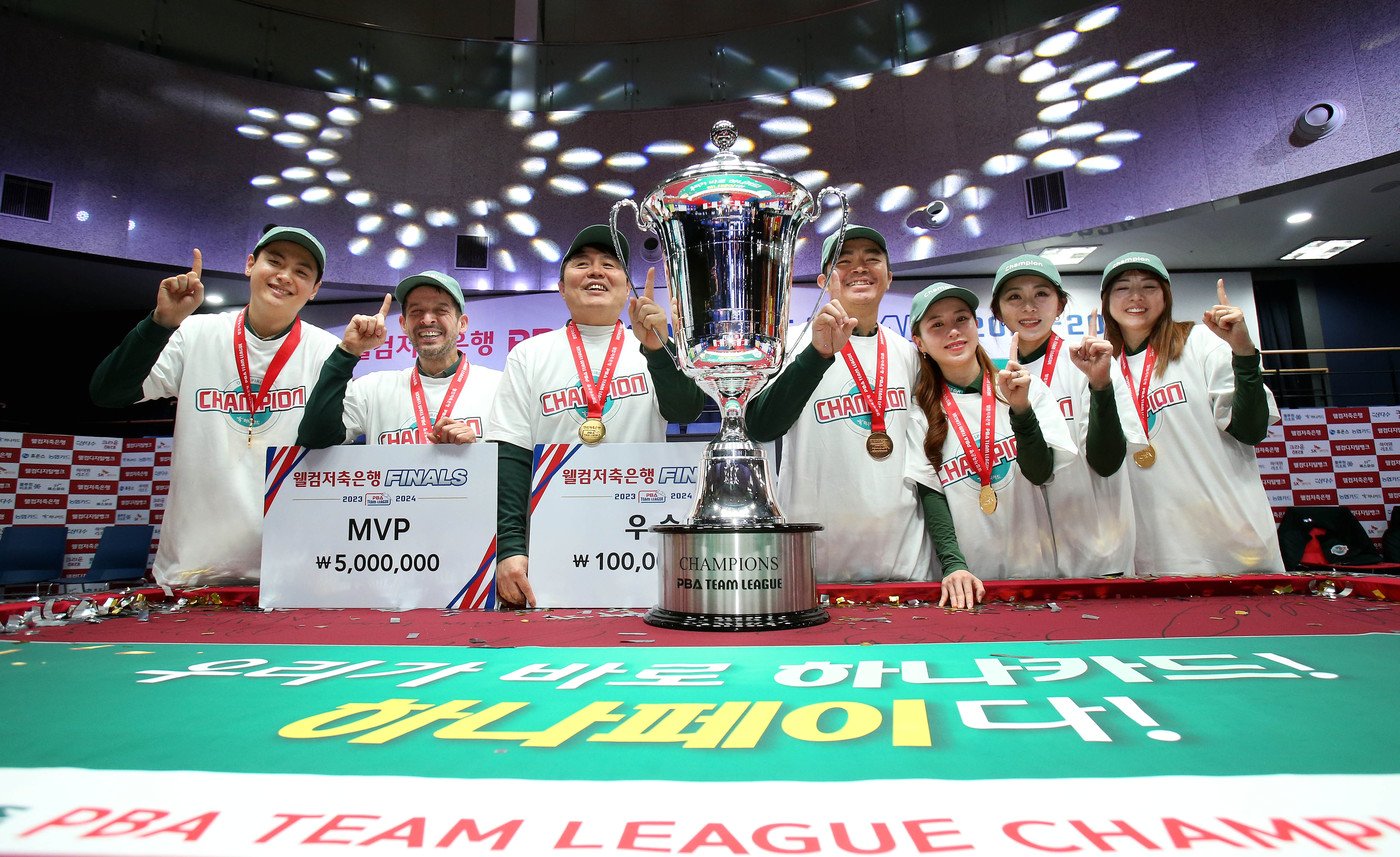 본문 이미지 - 팀리그 우승 후 기뻐하는 하나카드 선수들&#40;PBA 제공&#41; 
