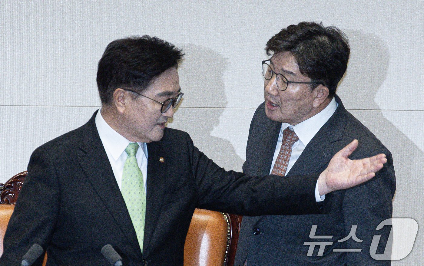 권성동 국민의힘 당 대표 권한대행 겸 원내대표가 27일 오후 서울 여의도 국회에서 열린 제420회국회&#40;임시회&#41; 제2차 본회의에서 우원식 국회의장에게 한덕수 대통령 권한대행 국무총리 탄핵소추안 탄핵 의결 정족수 과반에 대해 항의하고 있다. 2024.12.27/뉴스1 ⓒ News1 이재명 기자