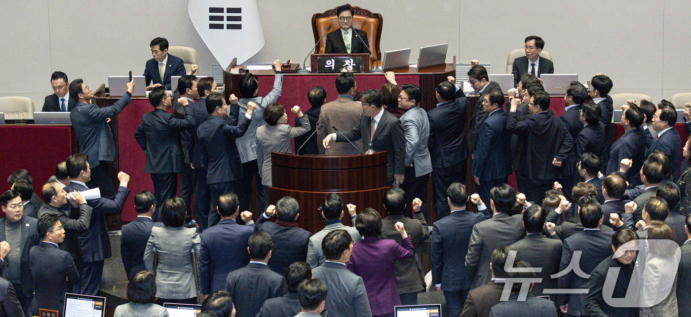 (서울=뉴스1) 이재명 기자 = 우원식 국회의장이 27일 오후 서울 여의도 국회에서 열린 제420회국회(임시회) 제2차 본회의에서 한덕수 대통령 권한대행 국무총리 탄핵소추안 탄핵 …