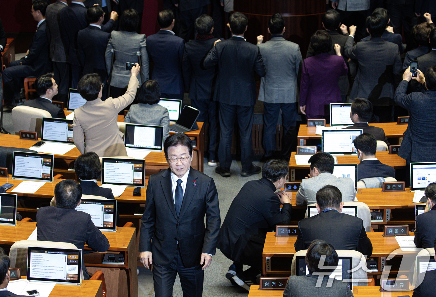 (서울=뉴스1) 이재명 기자 = 이재명 더불어민주당 대표가 27일 오후 서울 여의도 국회에서 열린 제420회국회(임시회) 제2차 본회의에서 한덕수 대통령 권한대행 국무총리 탄핵소추 …