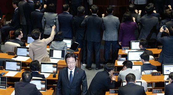 국무총리 탄핵소추안 투표 마친 이재명