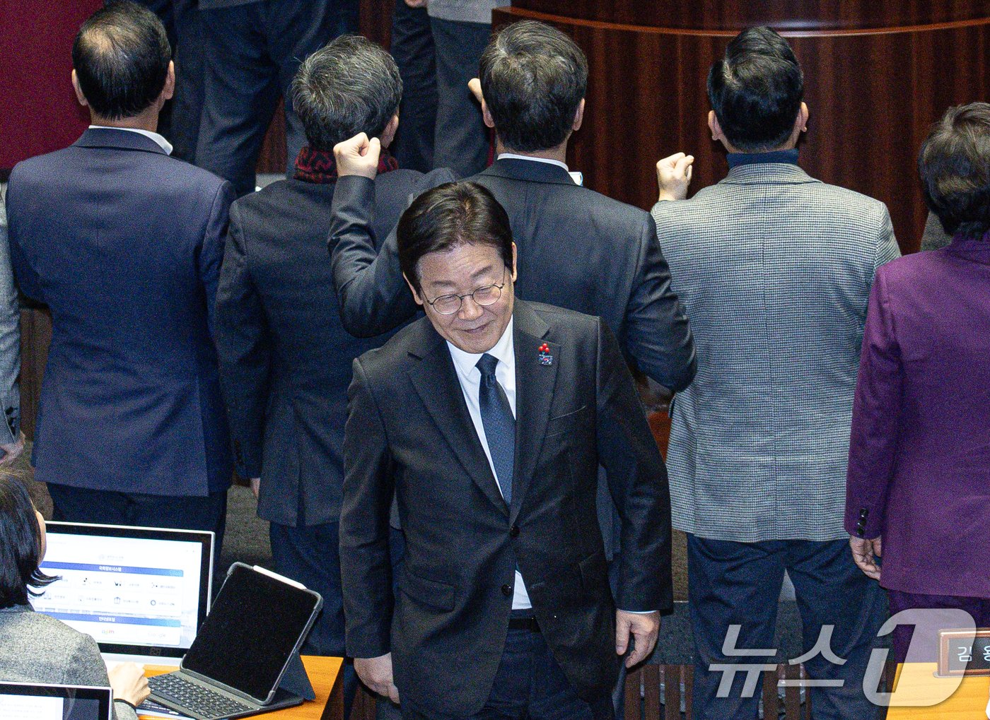 이재명 더불어민주당 대표가 27일 오후 서울 여의도 국회에서 열린 제420회국회&#40;임시회&#41; 제2차 본회의에서 한덕수 대통령 권한대행 국무총리 탄핵소추안 투표를 마치고 자리로 향하고 있다. 2024.12.27/뉴스1 ⓒ News1 이재명 기자