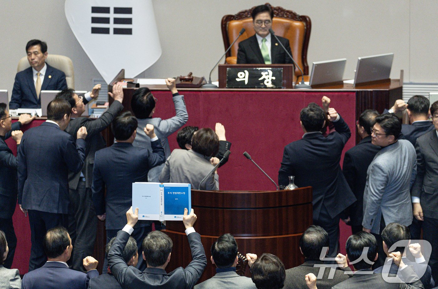 우원식 국회의장이 27일 오후 서울 여의도 국회에서 열린 제420회국회&#40;임시회&#41; 제2차 본회의에서 한덕수 대통령 권한대행 국무총리 탄핵소추안 탄핵 의결 정족수 과반 151명이라고 밝히자 국민의힘 의원들이 항의하고 있다. 2024.12.27/뉴스1 ⓒ News1 이재명 기자