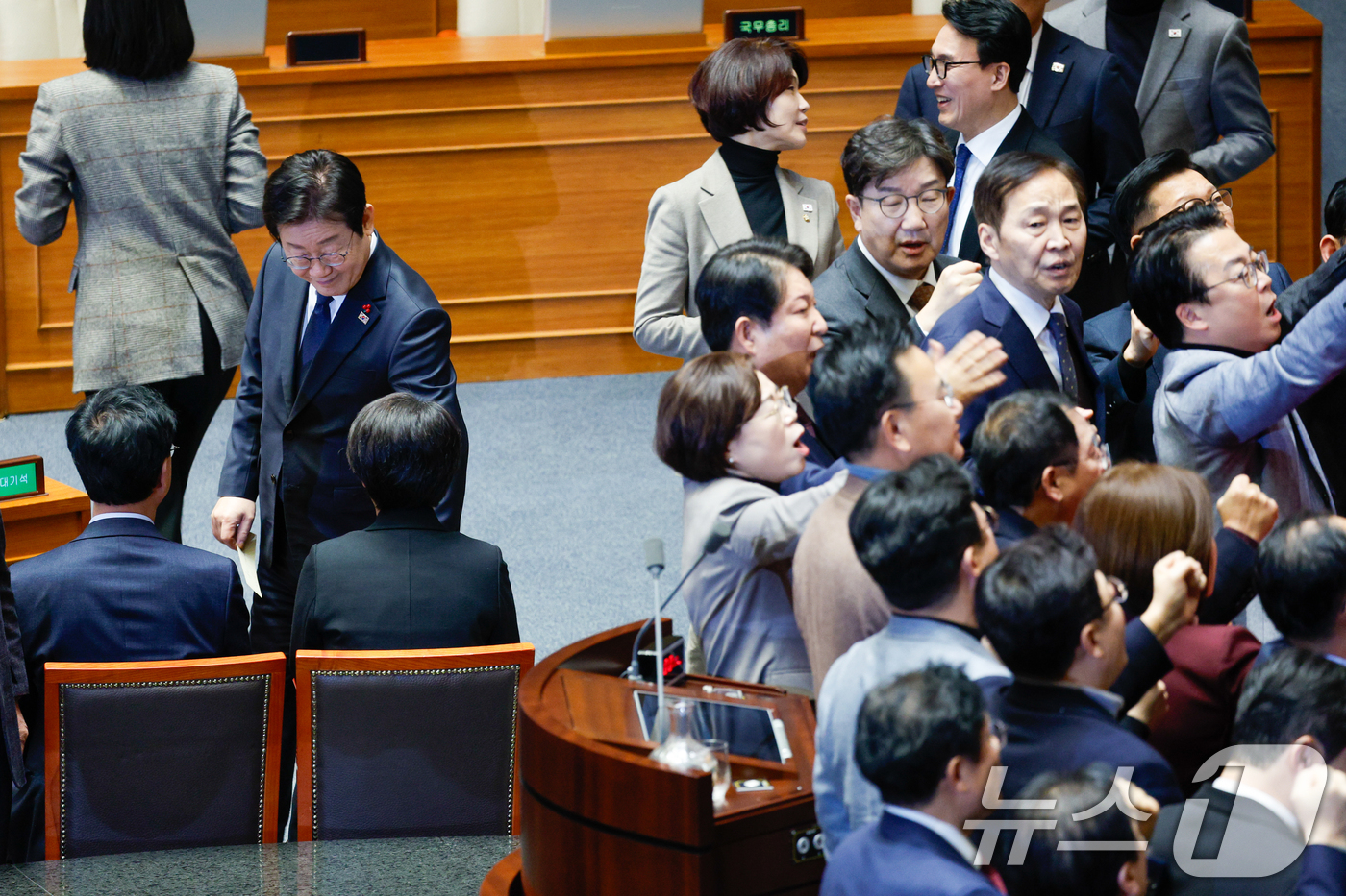 (서울=뉴스1) 안은나 기자 = 이재명 더불어민주당 대표가 27일 오후 서울 여의도 국회에서 열린 제420회국회(임시회) 제2차 본회의에서 한덕수 대통령 권한대행 겸 국무총리 탄핵 …