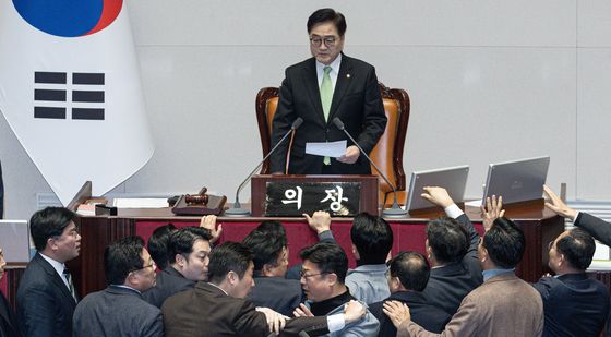 강명구·김용만 '국무총리 탄핵소추안 상정에 충돌'