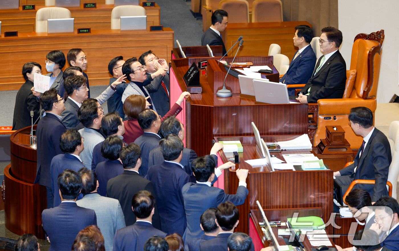 (서울=뉴스1) 안은나 기자 = 우원식 국회의장이 27일 오후 서울 여의도 국회에서 열린 제420회국회(임시회) 제2차 본회의에서 한덕수 대통령 권한대행 국무총리 탄핵소추안 탄핵 …