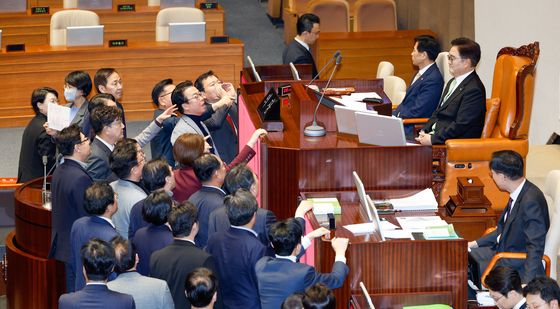 국힘 항의 속 '국힘은 내란공범' 든 임미애 의원