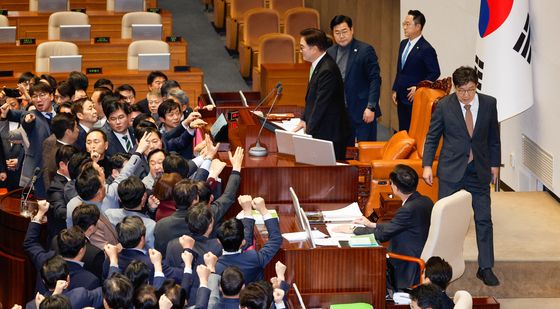 의장석 찾아간 권성동