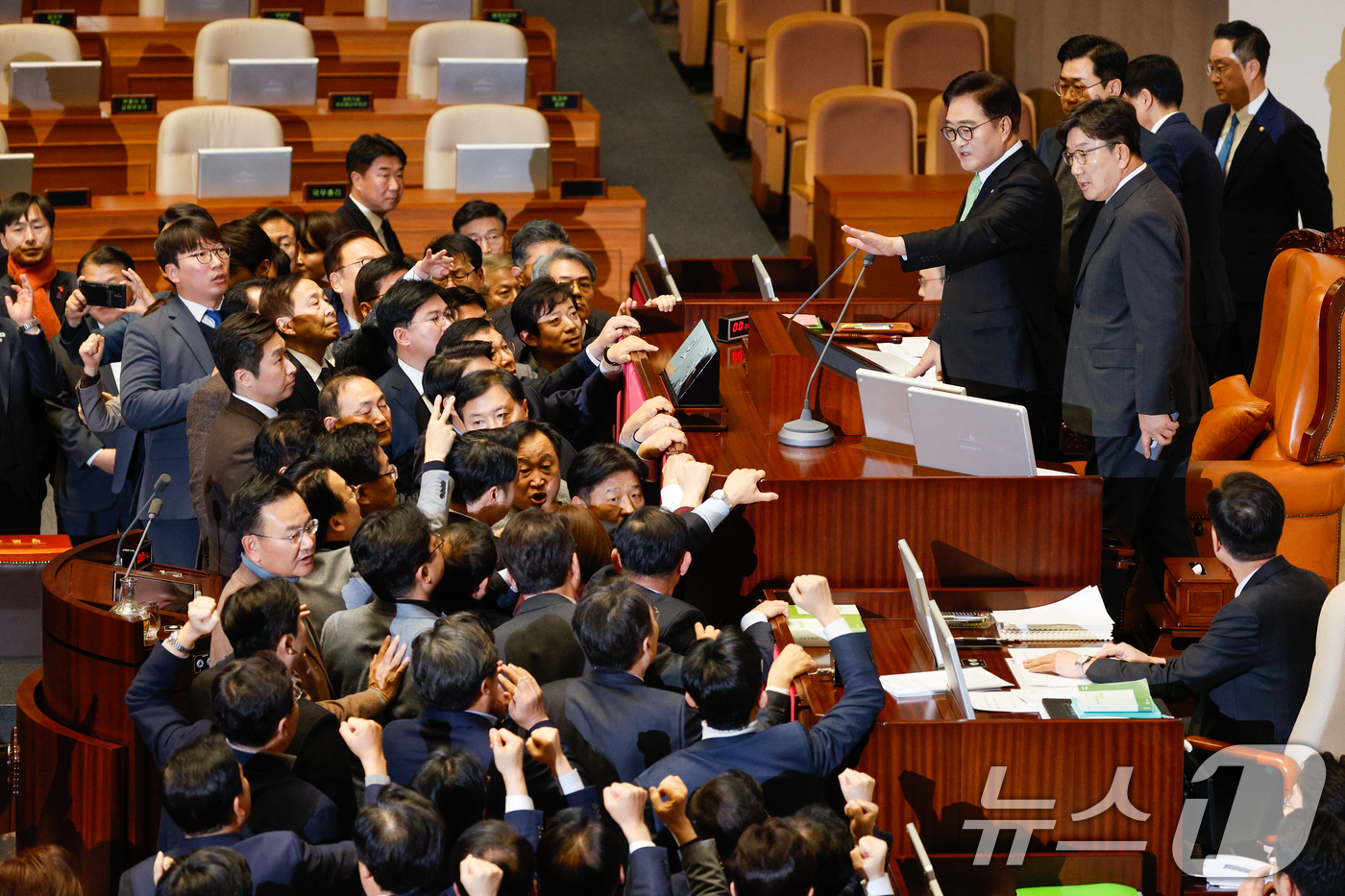 (서울=뉴스1) 안은나 기자 = 권성동 국민의힘 당 대표 권한대행 겸 원내대표와 의원들이 27일 오후 서울 여의도 국회에서 열린 제420회국회(임시회) 제2차 본회의에서 우원식 국 …