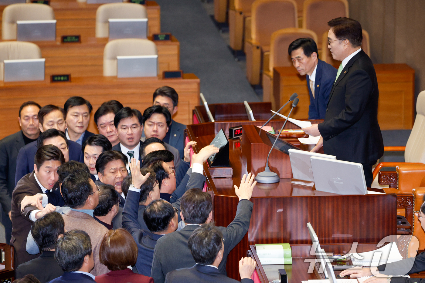 (서울=뉴스1) 안은나 기자 = 27일 오후 서울 여의도 국회에서 열린 제420회국회(임시회) 제2차 본회의에서 우원식 국회의장을 향해 한덕수 대통령 권한대행 국무총리 탄핵소추안 …