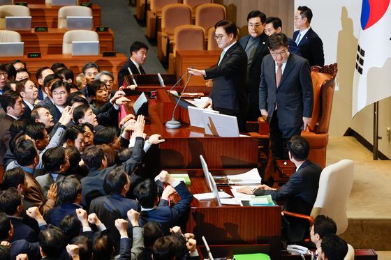 초유의 대통령 권한대행 탄핵안 野주도 처리…與 "효력정지" 맞불