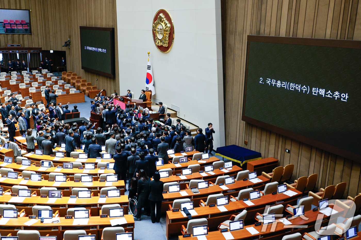 (서울=뉴스1) 안은나 기자 = 권성동 국민의힘 당 대표 권한대행 겸 원내대표와 의원들이 27일 오후 서울 여의도 국회에서 열린 제420회국회(임시회) 제2차 본회의에서 우원식 국 …