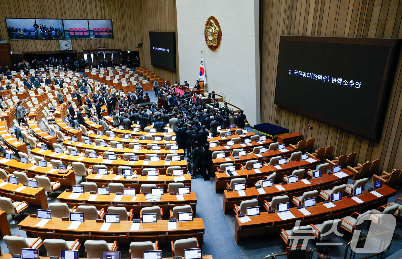 (서울=뉴스1) 안은나 기자 = 권성동 국민의힘 당 대표 권한대행 겸 원내대표와 의원들이 27일 오후 서울 여의도 국회에서 열린 제420회국회(임시회) 제2차 본회의에서 우원식 국 …