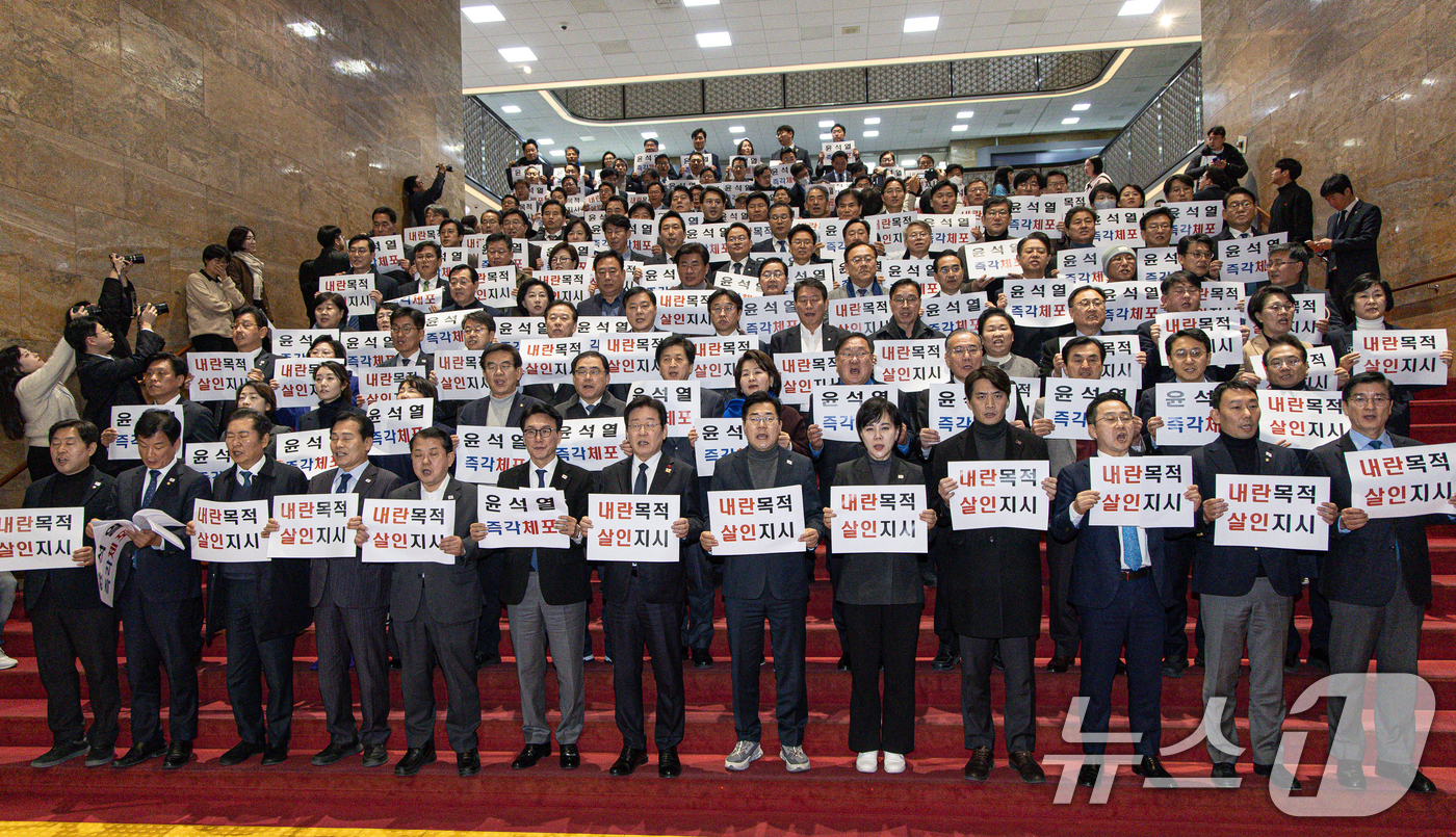 (서울=뉴스1) 이재명 기자 = 이재명 더불어민주당 대표, 김민석 최고위원을 비롯한 의원들이 27일 오후 서울 여의도 국회에서 내란수괴 윤석열 규탄대회를 열고 윤 대통령을 규탄하고 …