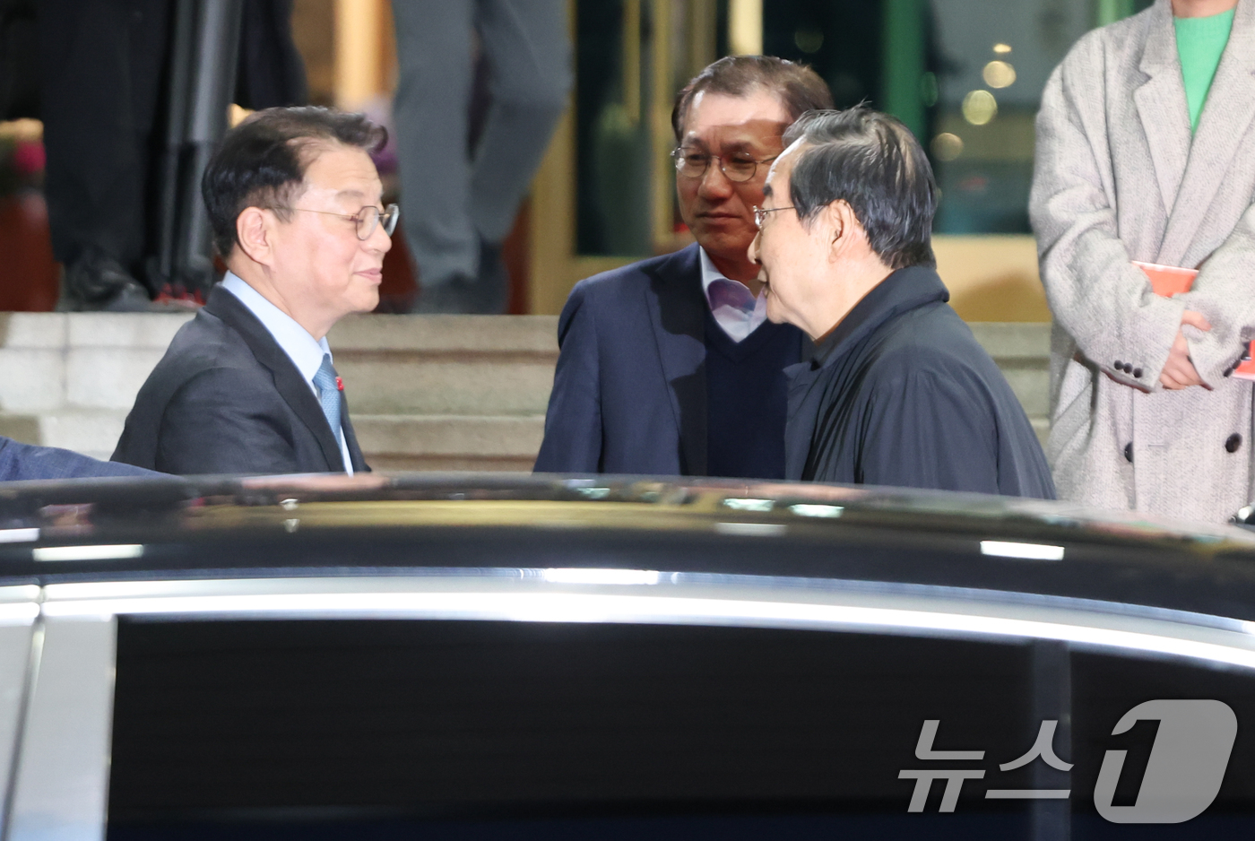 (서울=뉴스1) 허경 기자 = 탄핵안 가결로 직무가 정지된 한덕수 대통령 권한대행 국무총리가 27일 오후 서울 세종대로 정부서울청사를 나서고 있다. 이날 국회에서 열린 본회의에서는 …