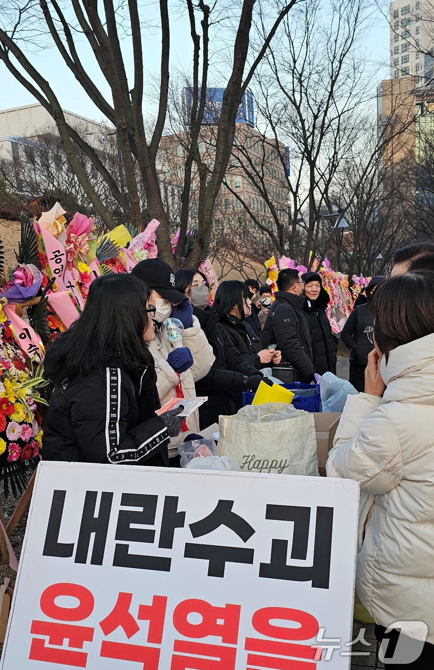 (구미=뉴스1) 정우용 기자 = 안전을 이유로 가수 이승환 씨의 콘서트 대관을 구미시가 취소하자 '윤석열 퇴진' 구미 시국회의 단체 회원들이 27일 오후 구미시청앞에서 '극우의 낭 …